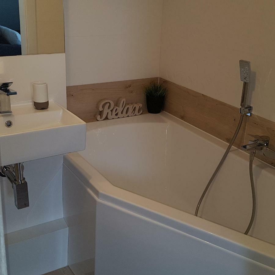 Black Rose Apartament Targi 3 Km, F-Ry Vat 凯尔采 外观 照片